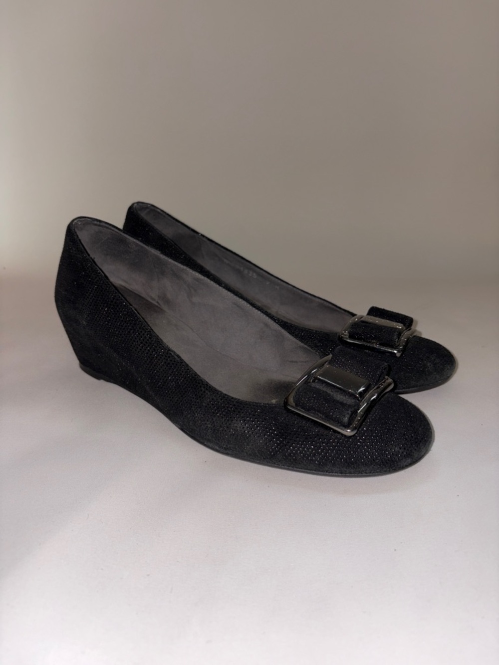 Stuart Weitzman Proper Goosebump‎ Leather Wedge Pumps Size 9